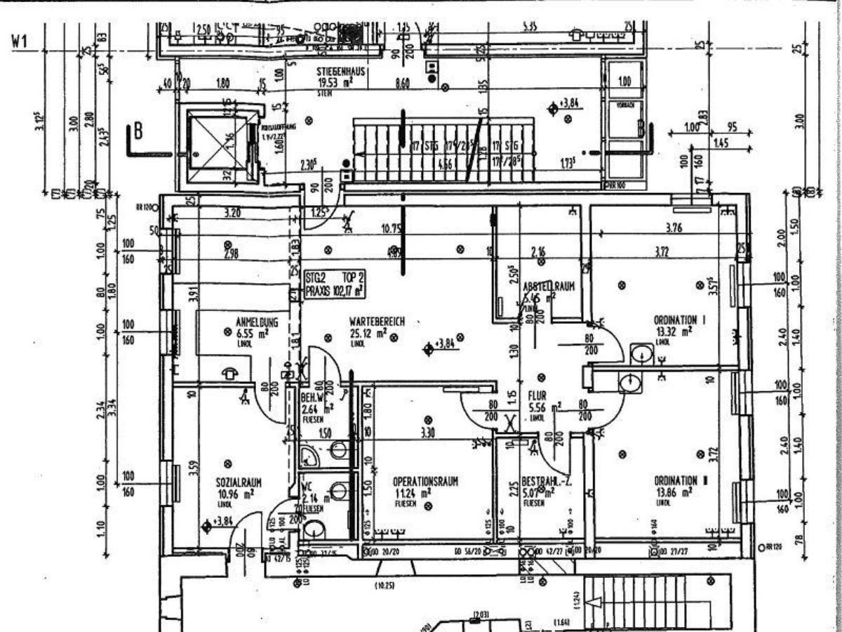 Detaillierter Grundriss mit verschiedenen Räumen, Treppenhaus und Maßangaben.