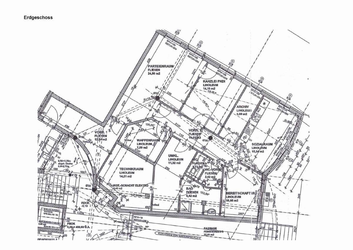 Detaillierter Grundriss des Erdgeschosses mit Raumaufteilung, Flächenangaben und verschiedenen Bodenbelägen.