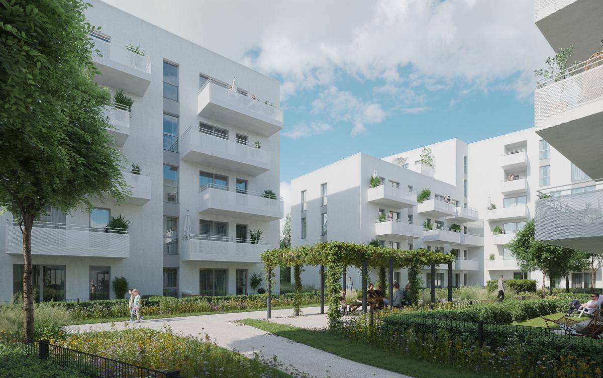Ansicht eines modernen Wohngebäudes mit zahlreichen Balkonen und einem gepflegten, grünen Innenhof mit Sitzbereichen.