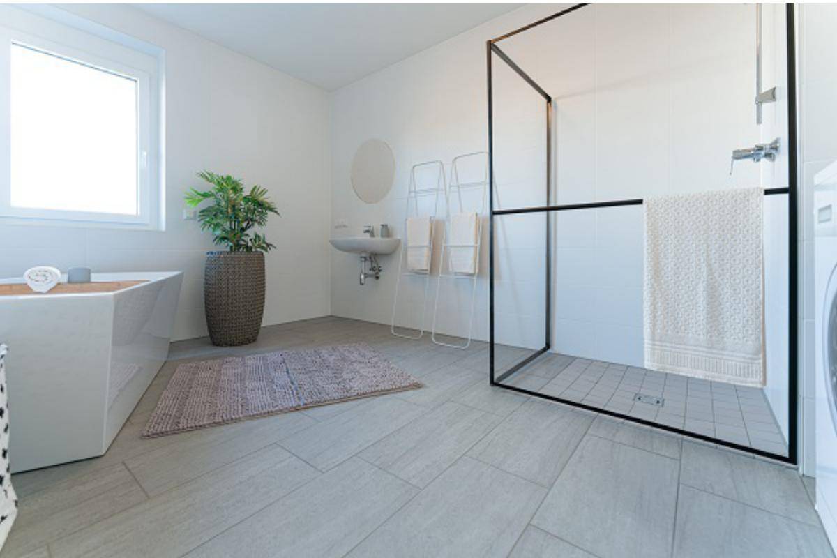 Modernes Badezimmer mit großer begehbarer Dusche, Badewanne und Fenster für Tageslicht.