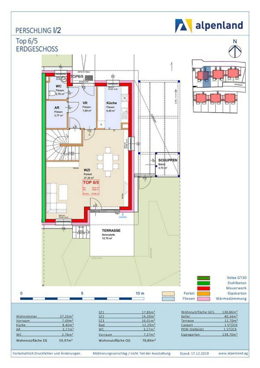 Grundriss des Erdgeschosses mit offener Küche, Wohnbereich und Zugang zur Terrasse.