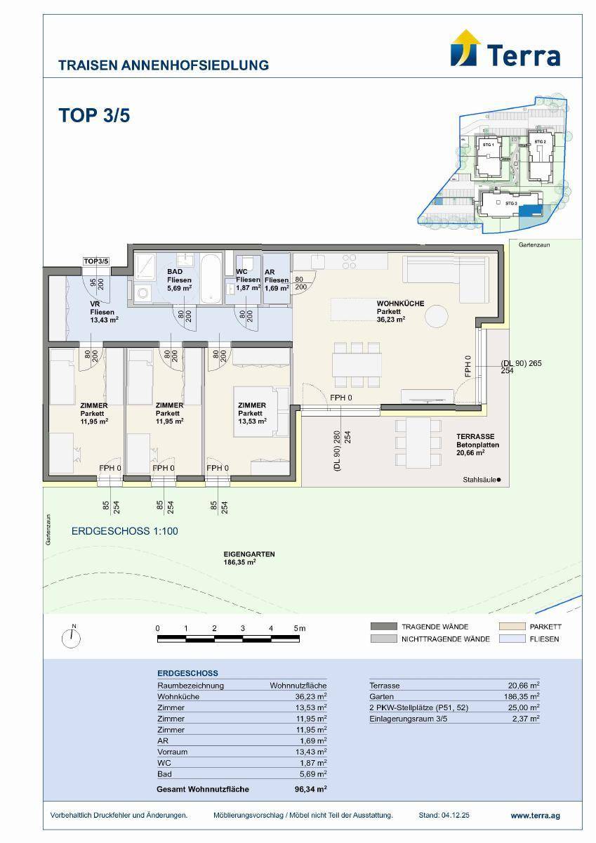 Detaillierter Grundriss einer Erdgeschosswohnung mit Wohnküche, Zimmern und Terrasse.