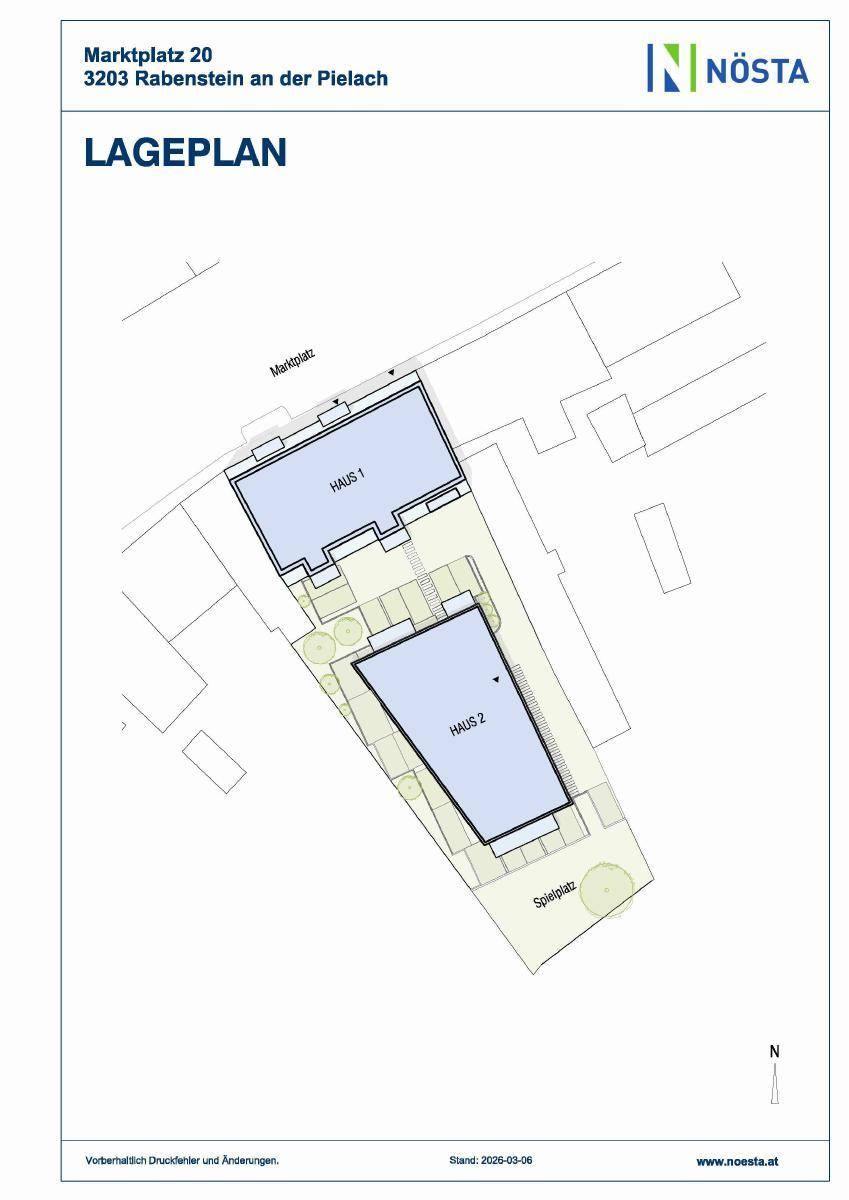 Lageplan zeigt die Position von zwei Gebäuden und einem Spielplatz auf dem Grundstück.