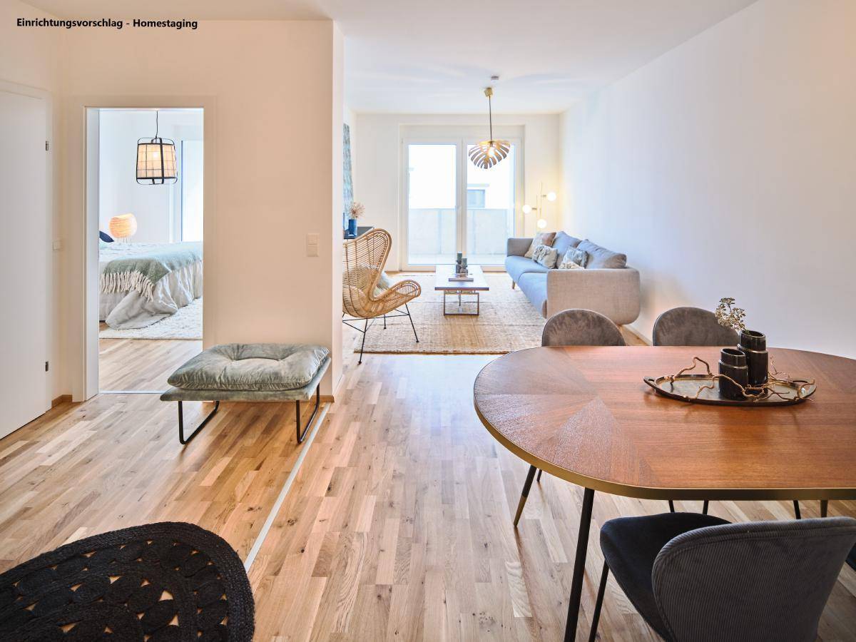 Heller Wohn- und Essbereich mit Holzboden, moderner Einrichtung und Blick in ein angrenzendes Schlafzimmer.