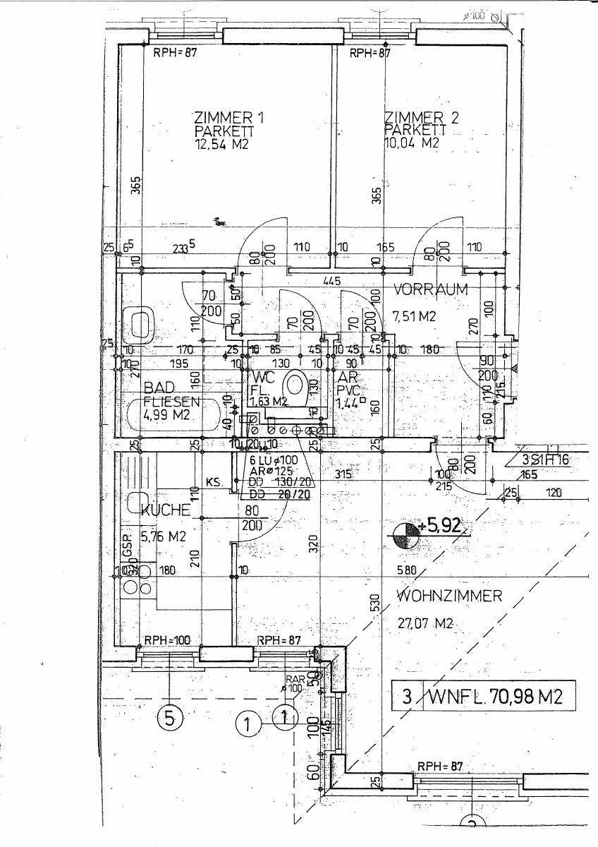 Grundriss einer Wohnung mit zwei Schlafzimmern, Bad, separatem WC, Küche und Wohnzimmer.