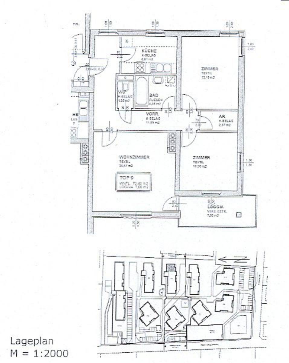 Grundriss einer Wohnung mit Wohnzimmer, Schlafzimmern und Bad, ergänzt durch einen Lageplan des Areals.