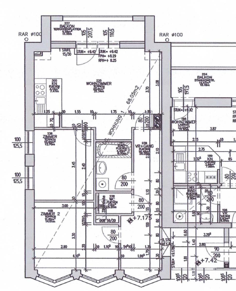 Detaillierter Grundriss einer Wohnung mit mehreren Zimmern und Balkonen.