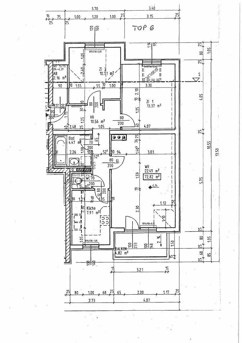 Grundrissplan der Wohnung mit Raumaufteilung und Balkon.