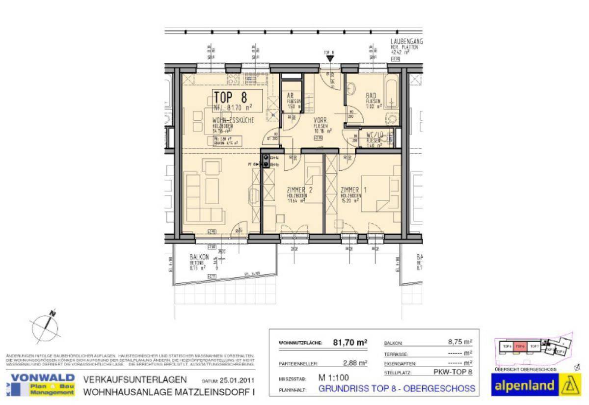 Detaillierter Grundriss der Wohnung "TOP 8" mit drei Zimmern und Balkon.