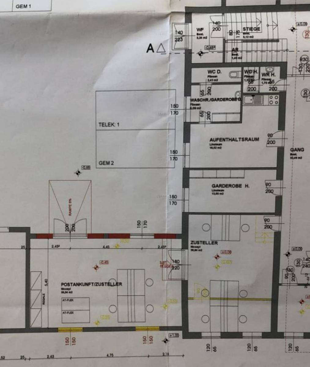 Detaillierter Grundriss mit verschiedenen Räumen, darunter Aufenthaltsraum, Garderobe und Sanitärbereiche.