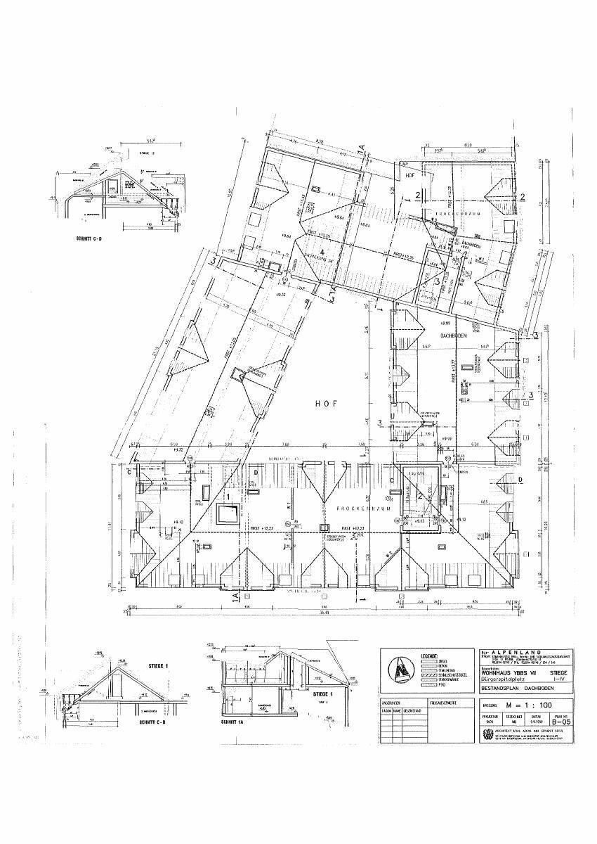 Detaillierter Grundrissplan des Gebäudes mit verschiedenen Räumen und einem Innenhof.
