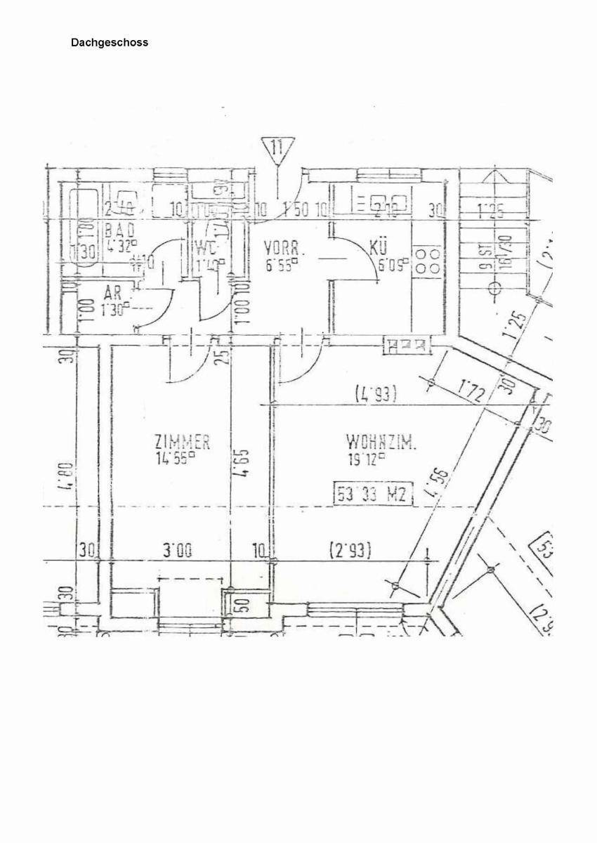 Detaillierter Grundriss einer Dachgeschosswohnung mit Zimmern, Bad und Küche.