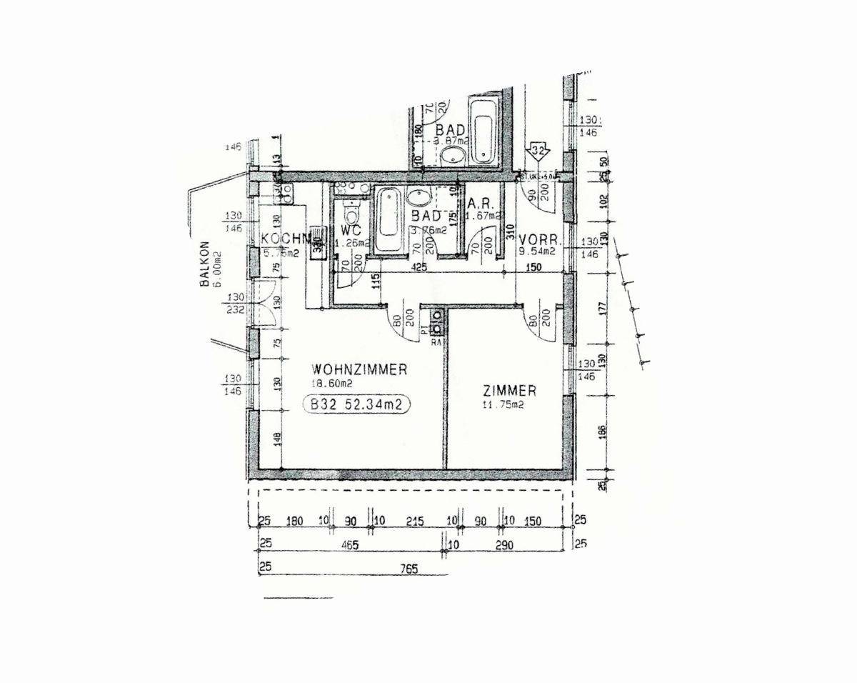 Detaillierter Grundriss einer Wohnung mit Wohnzimmer, Schlafzimmer, zwei Bädern und Balkon.