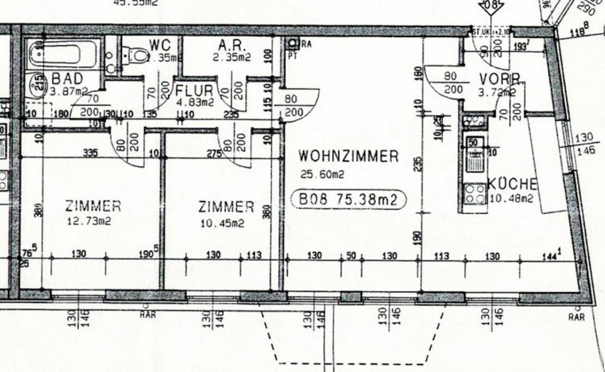 Grundriss einer Wohnung mit Wohnzimmer, Küche, Schlafzimmern und Bad.