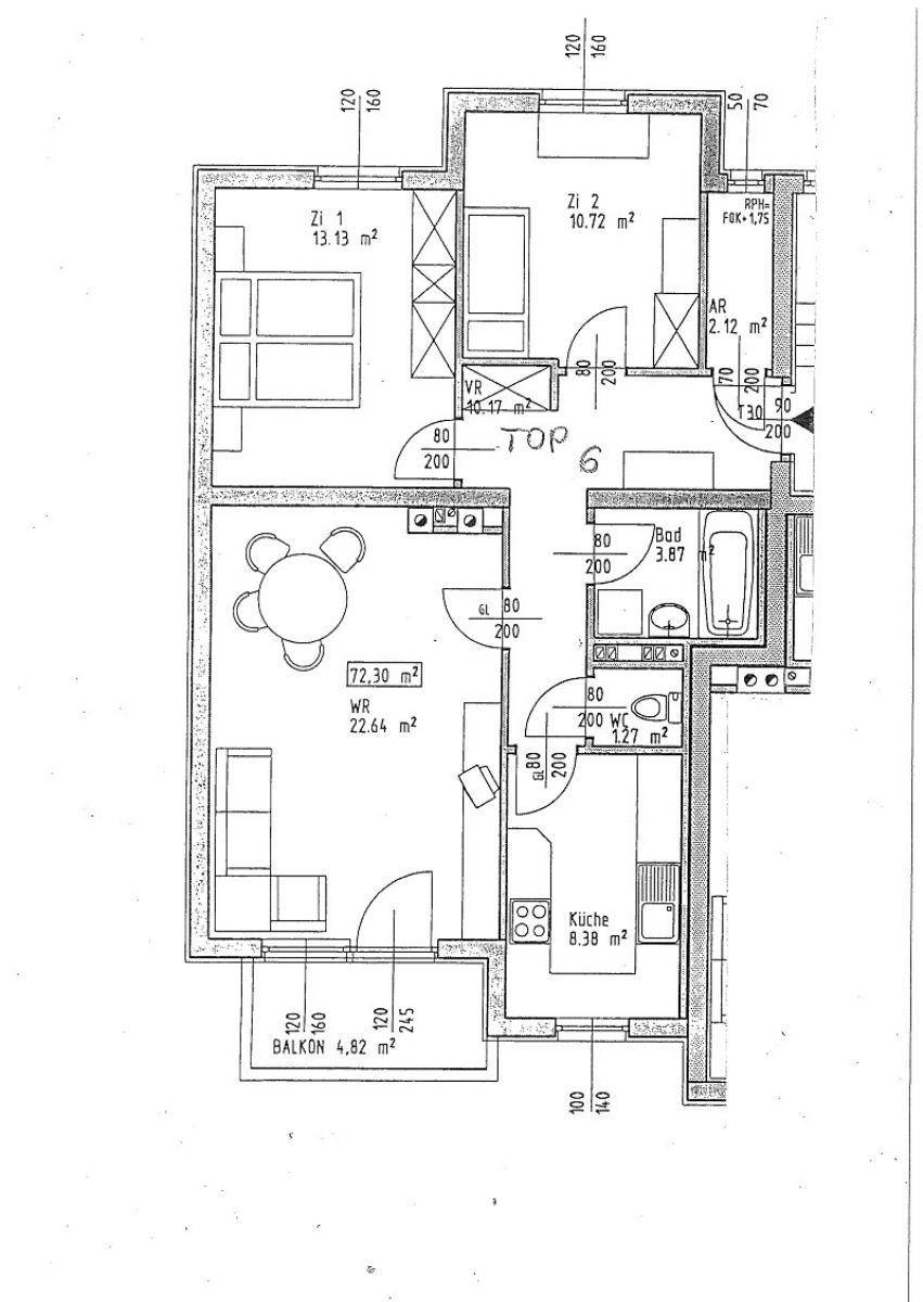 Grundriss der Wohnung Top 6 mit Wohnzimmer, zwei Zimmern, Küche, Bad und Balkon.