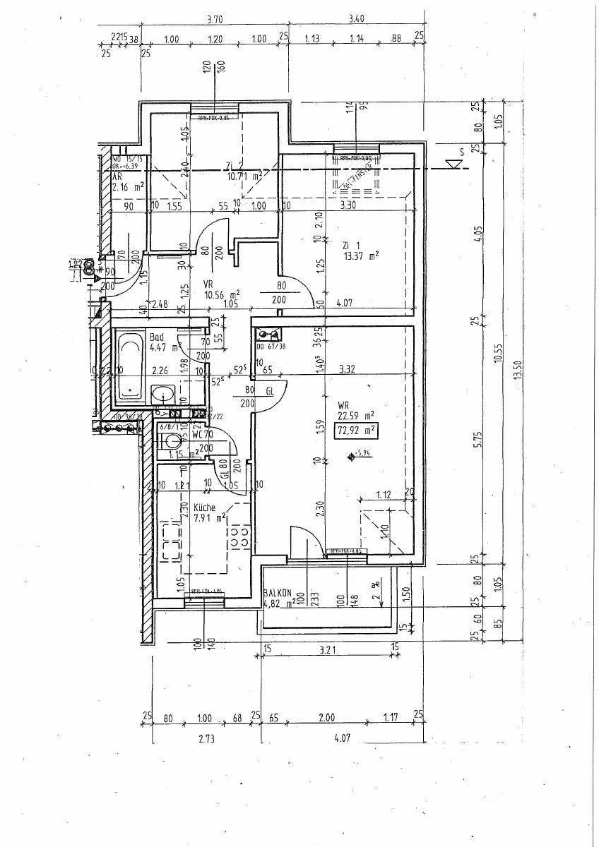 Detaillierter Grundriss einer Wohnung mit Wohnzimmer, Schlafzimmer, Bad, Küche und Balkon.