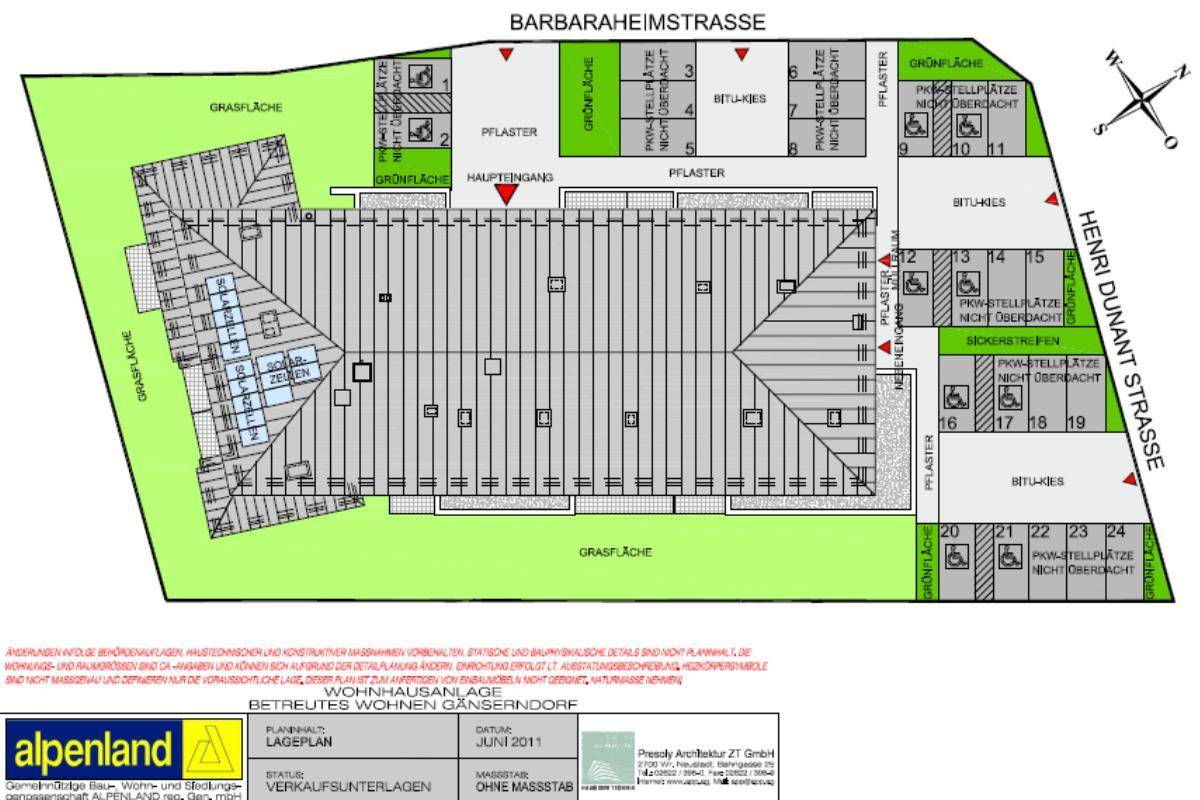 Lageplan der Wohnanlage mit Gebäude, Parkplätzen und Grünflächen.