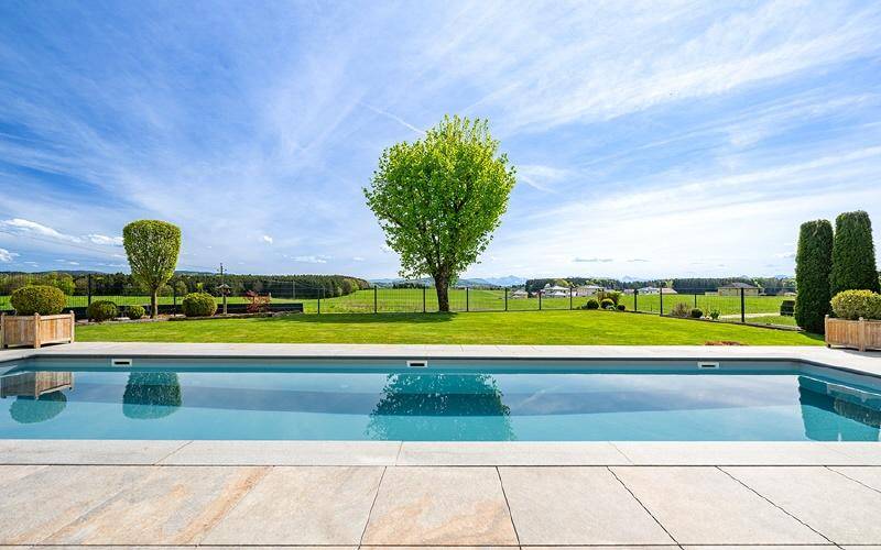 Poolvilla-Trumer-Seen-Terrasse-Pool