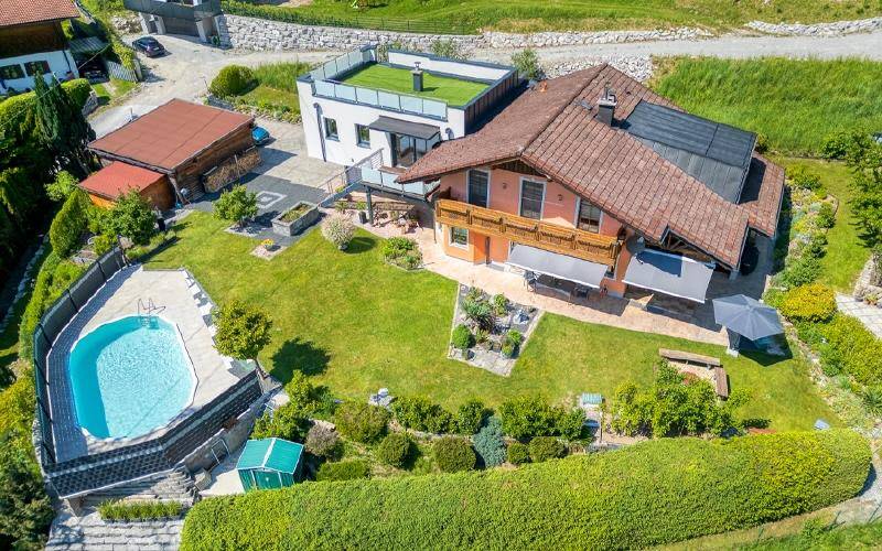 Landhaus-Puch-bei-Salzburg-Drohnenansicht