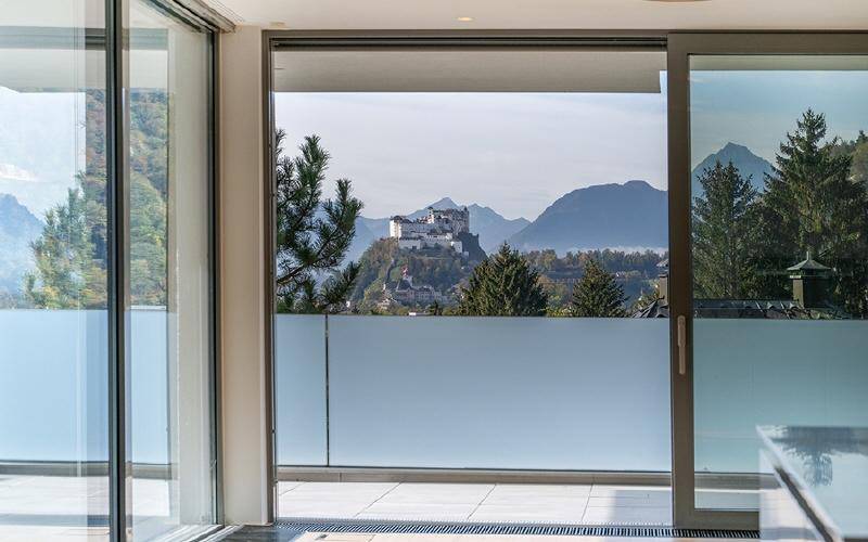 Panoramavilla-Salzburg-Parsch-Wohn-Essbereich-Aussicht