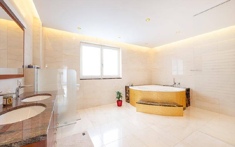 HP8-Designhaus-Salzburg-Gneis-Badezimmer