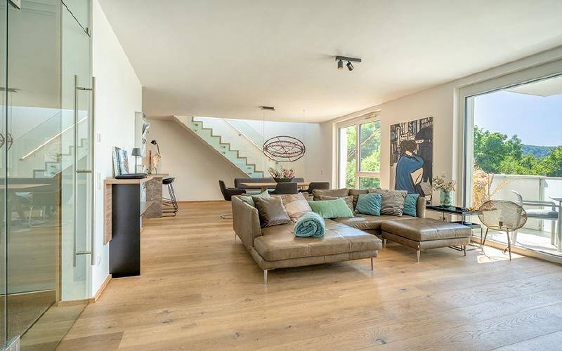 HP2-4-Zimmer-Dachterrassenwohnung-Guggenthal-Wohnzimmer