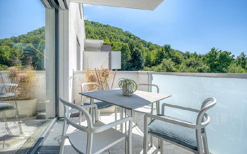 HP6-4-Zimmer-Dachterrassenwohnung-Guggenthal-Balkon