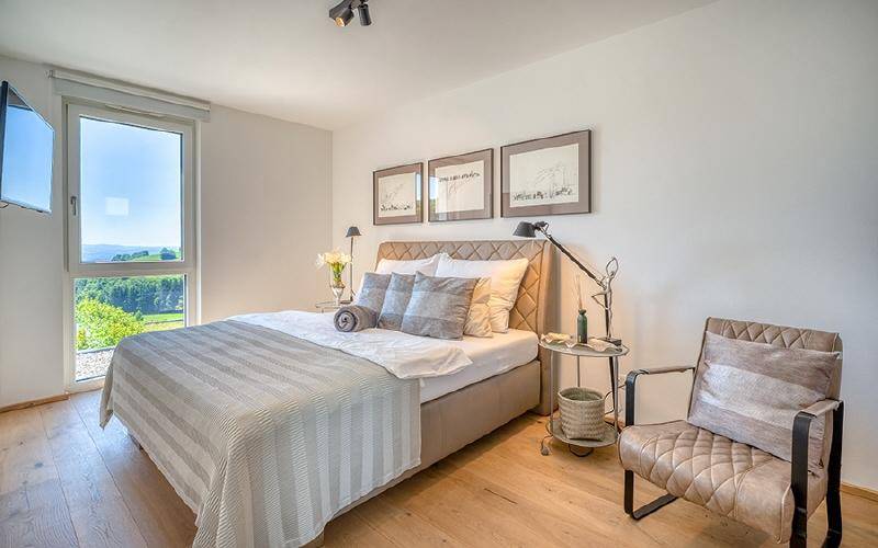 HP7-4-Zimmer-Dachterrassenwohnung-Guggenthal-Schlafzimmer