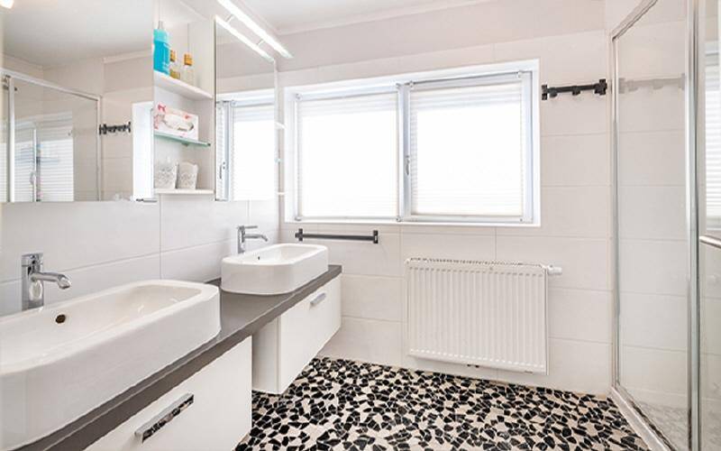 HP-Doppelhaushälfte-Salzburg-Gneis-Badezimmer