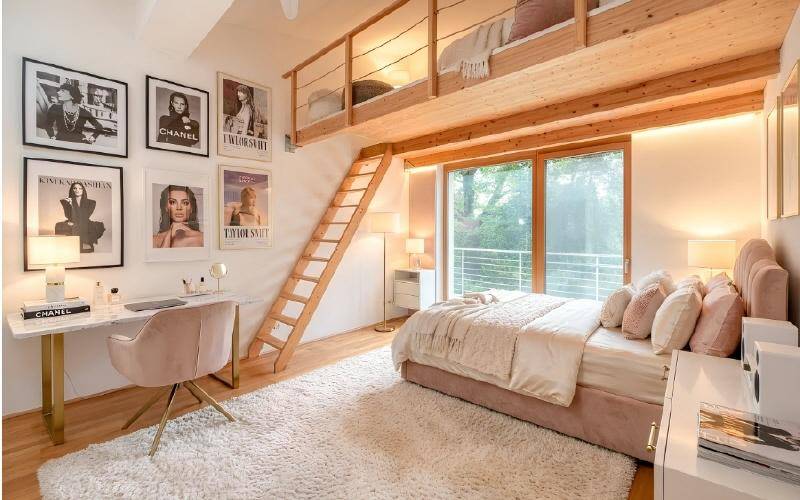 Modernes Schlafzimmer mit Hochbett, Schreibtisch und großen Fenstern, das viel natürliches Licht bietet.