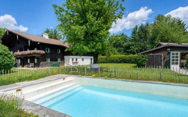 Außenansicht eines traditionellen Hauses mit großem Garten und privatem Swimmingpool unter blauem Himmel.