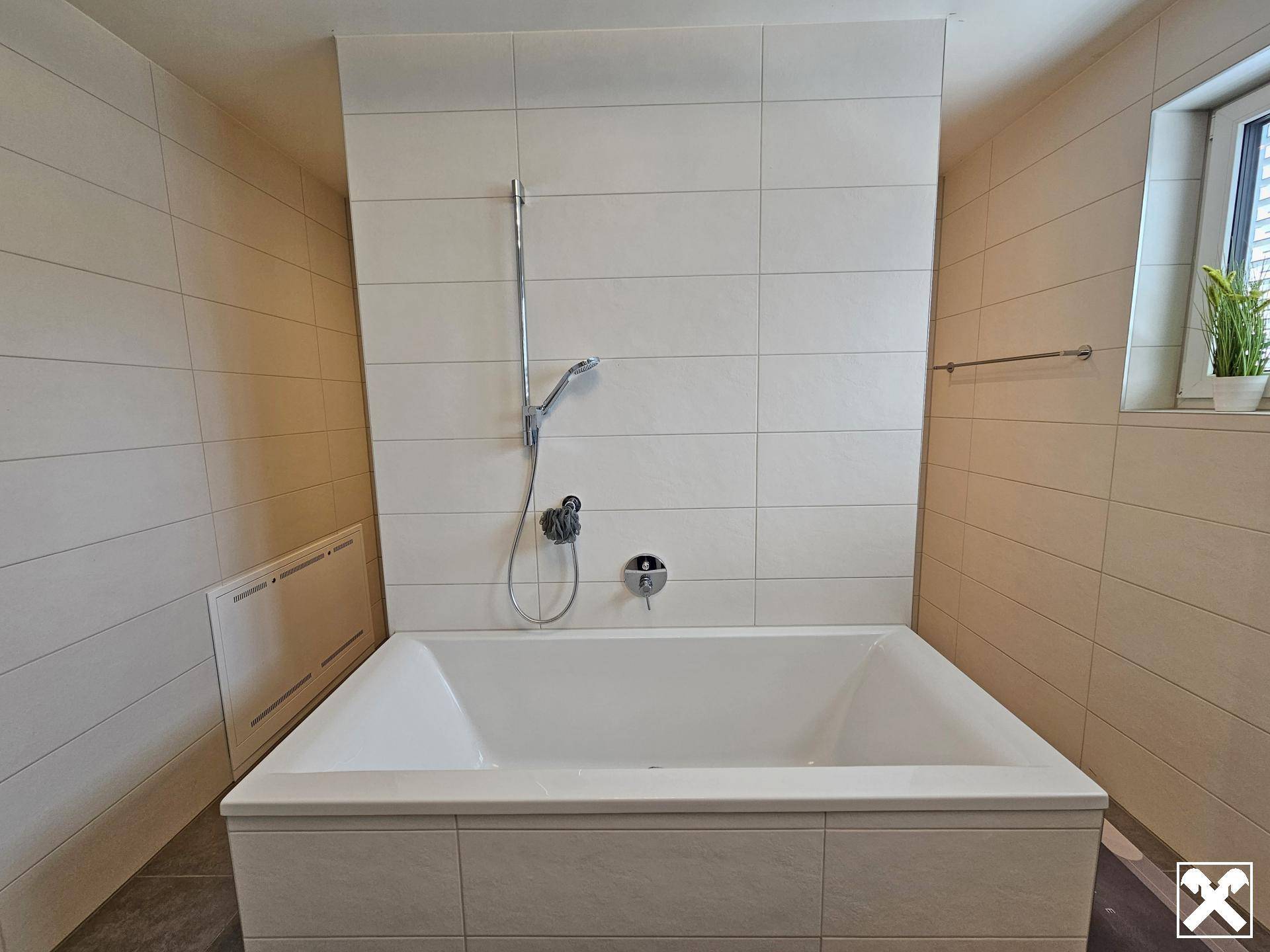 Badezimmer mit Dusche, Wanne und WC