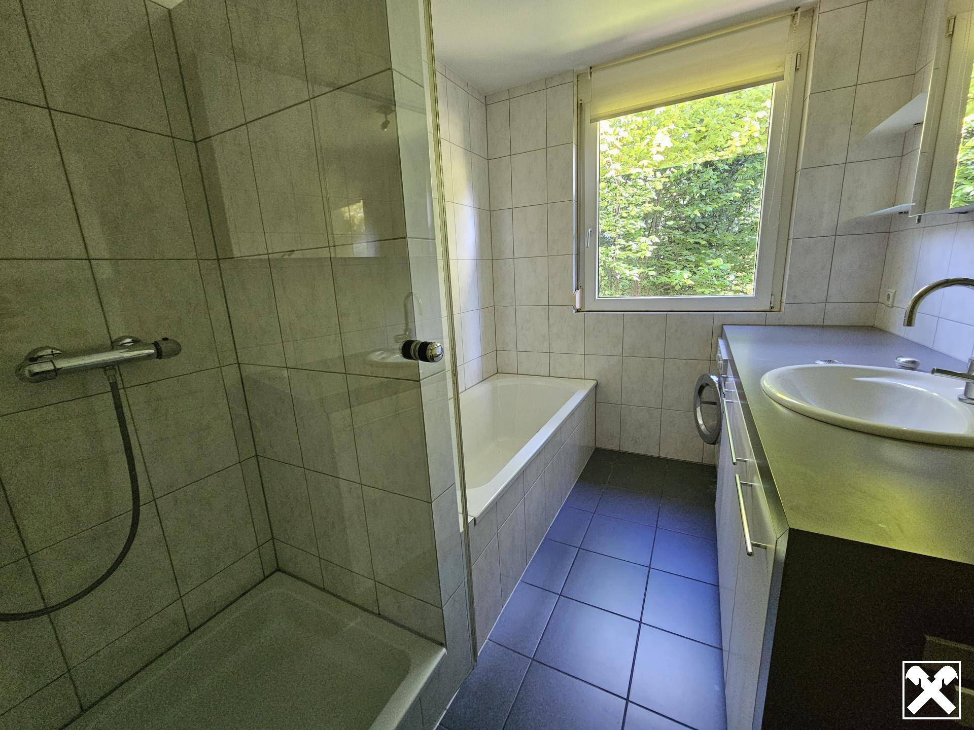 Badezimmer mit Wanne, Dusche & WM-Anschluss