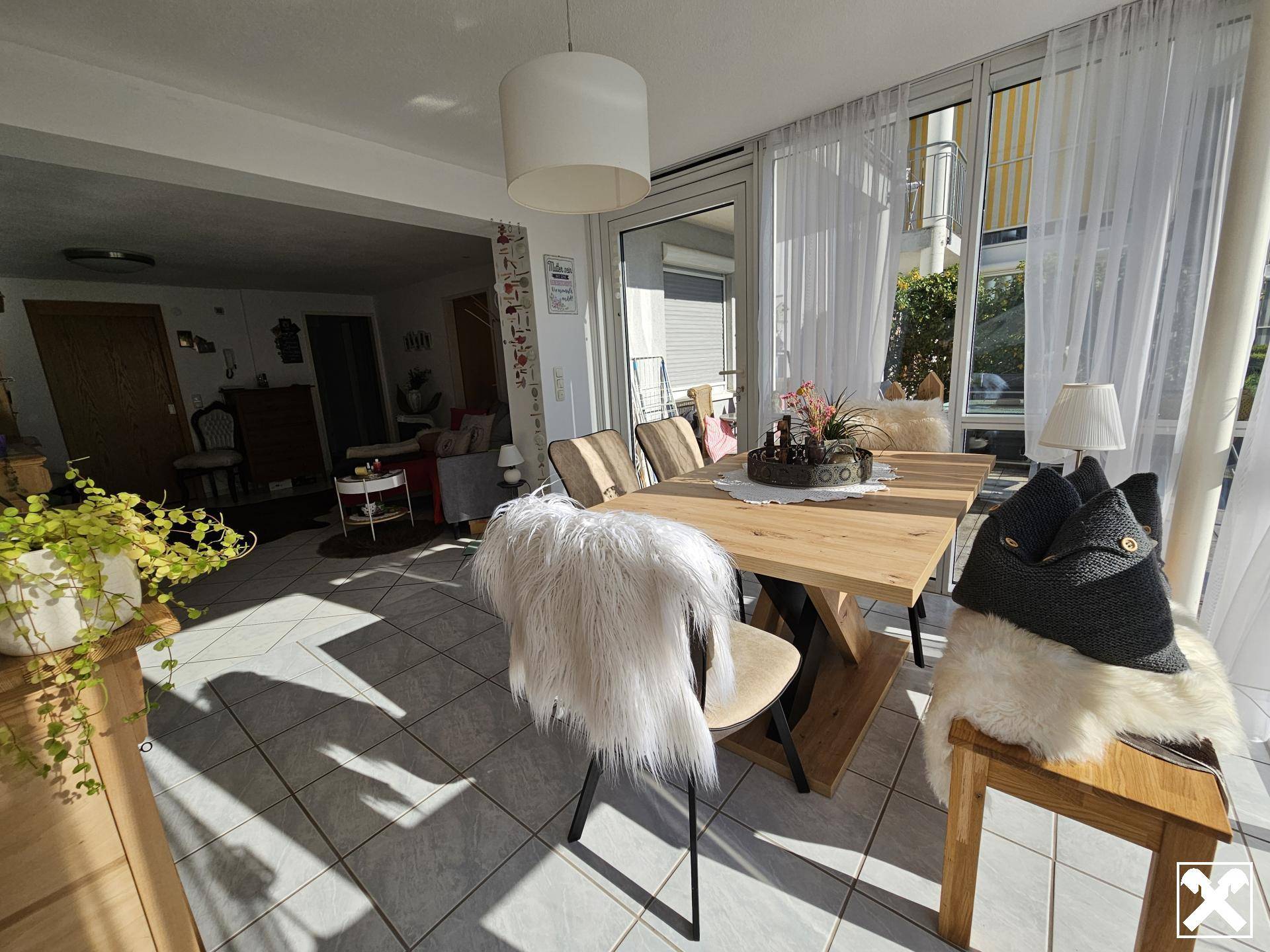 Esszimmer mit Blick ins Wohnzimmer