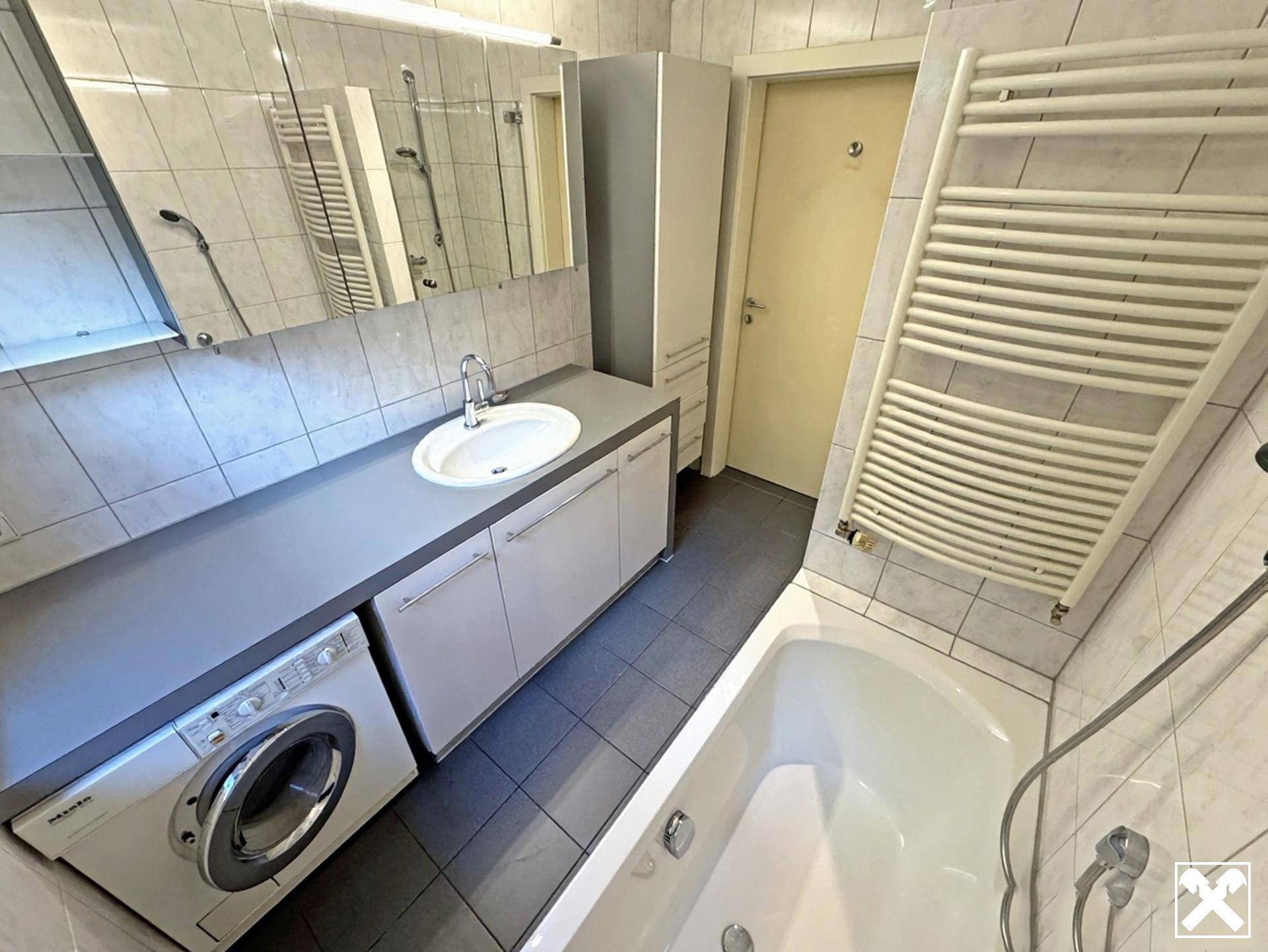 Badezimmer mit Wanne, Dusche & WM-Anschluss