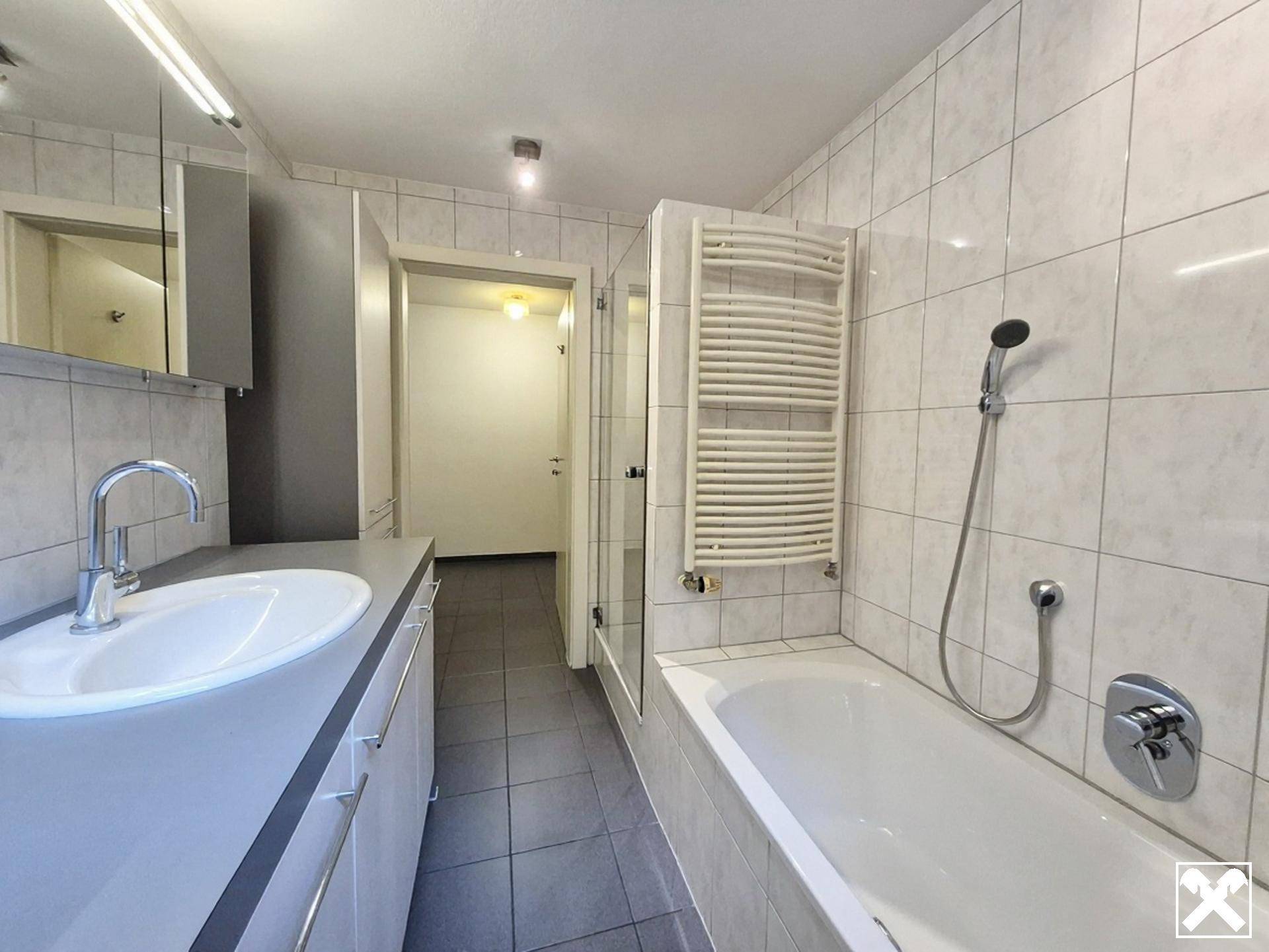 Badezimmer mit Wanne, Dusche & WM-Anschluss