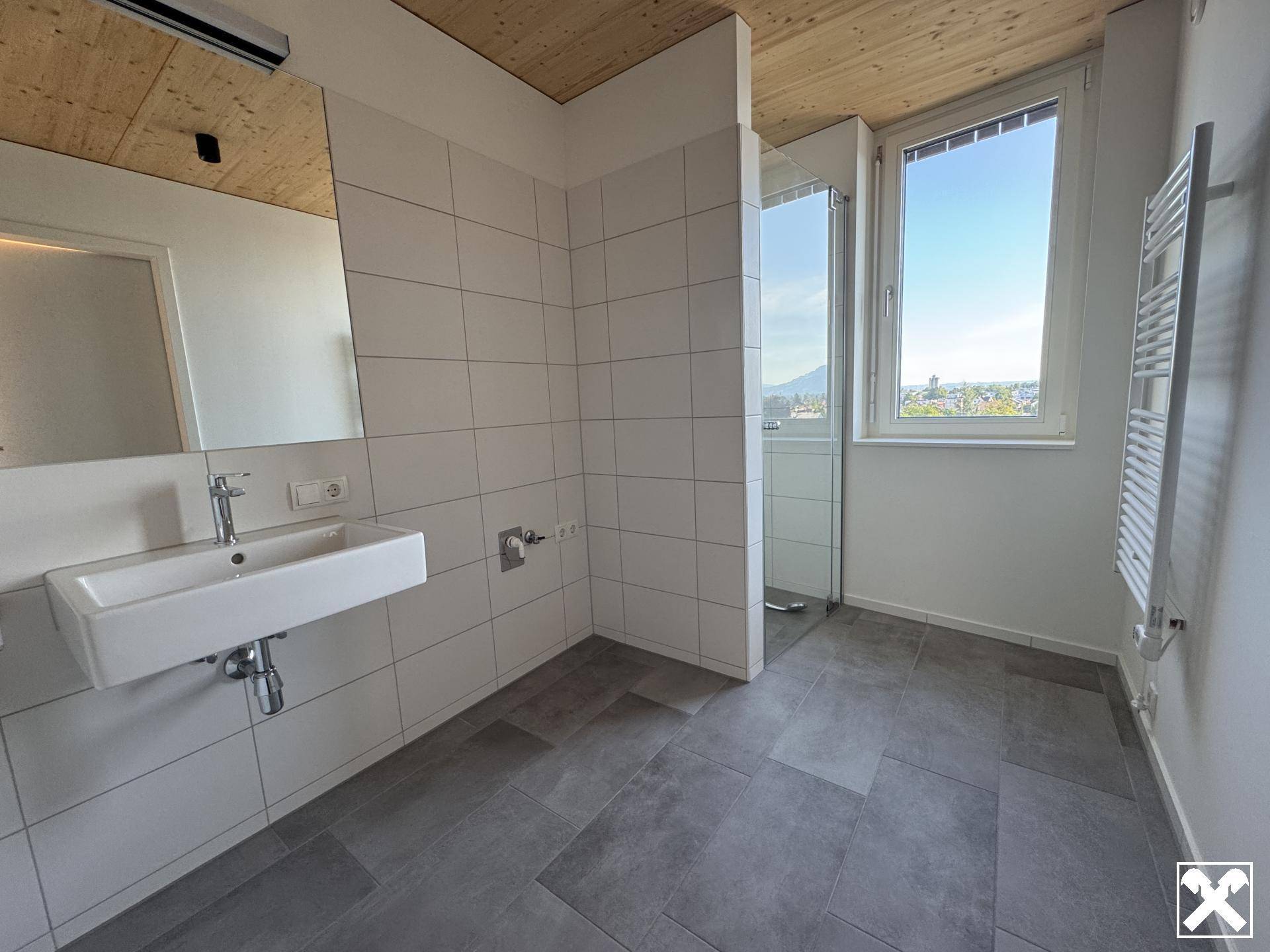 Badezimmer mit Wanne, Dusche und WM-Anschluss