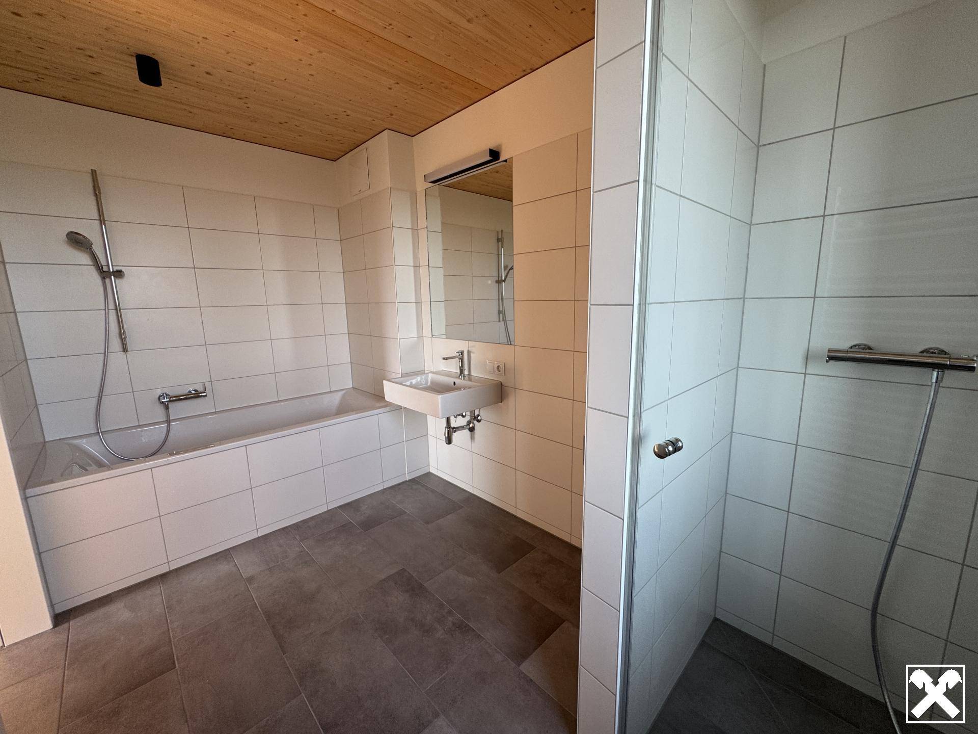 Badezimmer mit Wanne, Dusche und WM-Anschluss