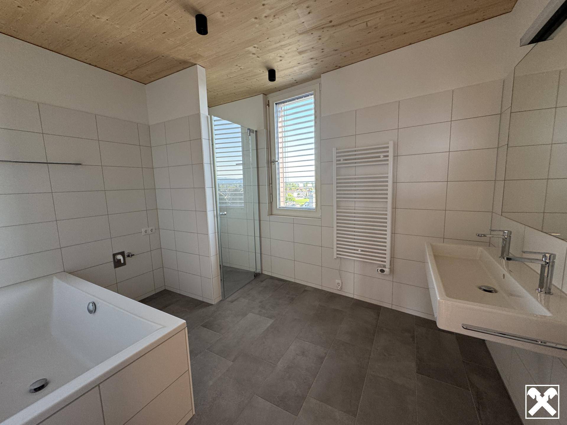 Badezimmer mit Dusche, Wanne, WM-Anschluss und Fenster