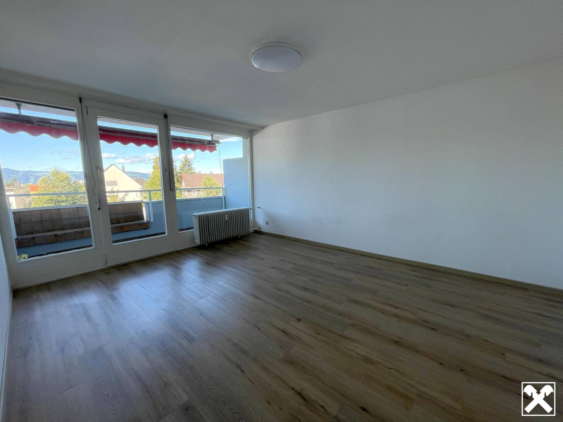 Wohnzimmer mit Zugang zum Balkon