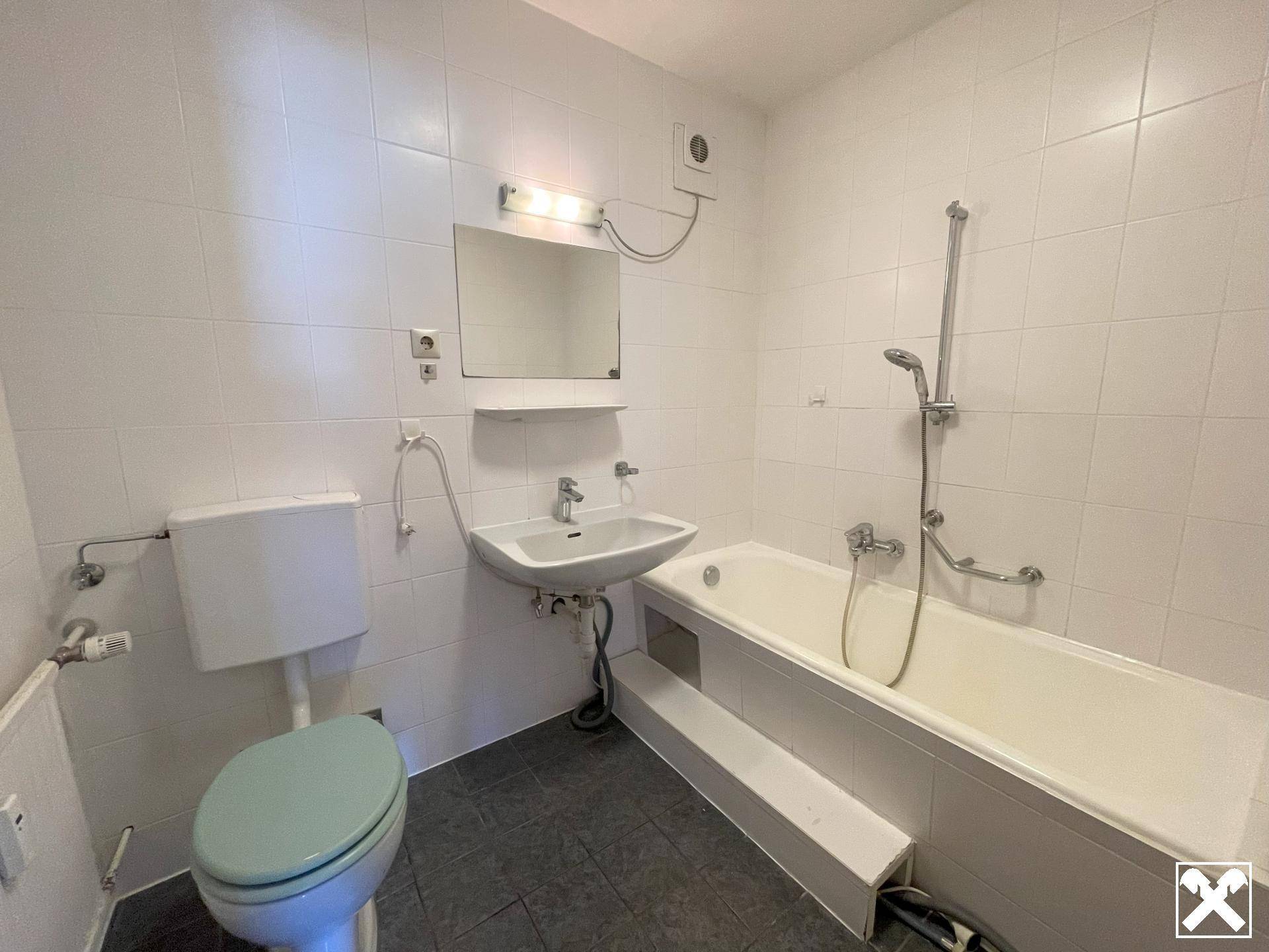 Badezimmer mit Wanne und WC