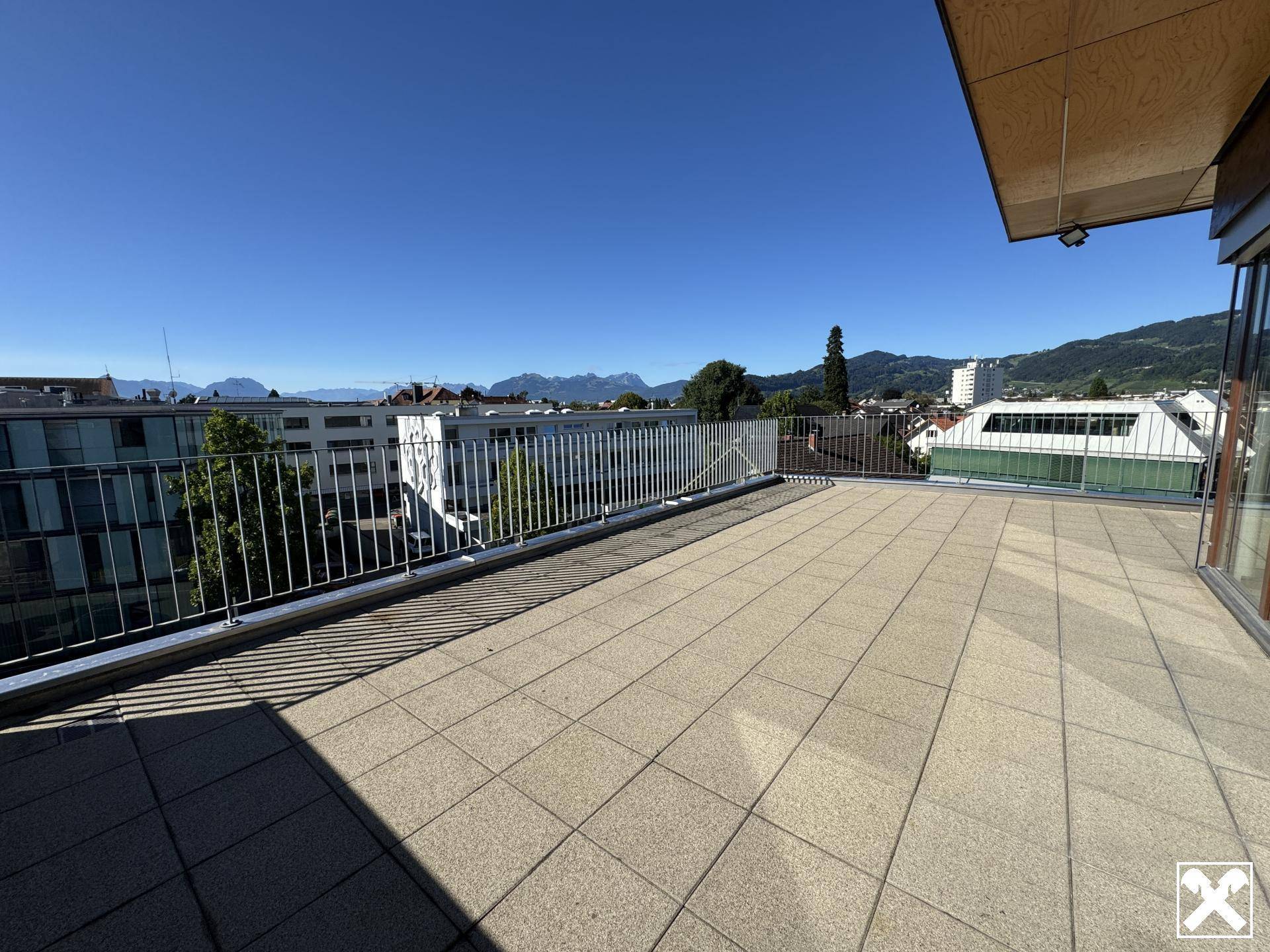 umliegende Dachterrasse