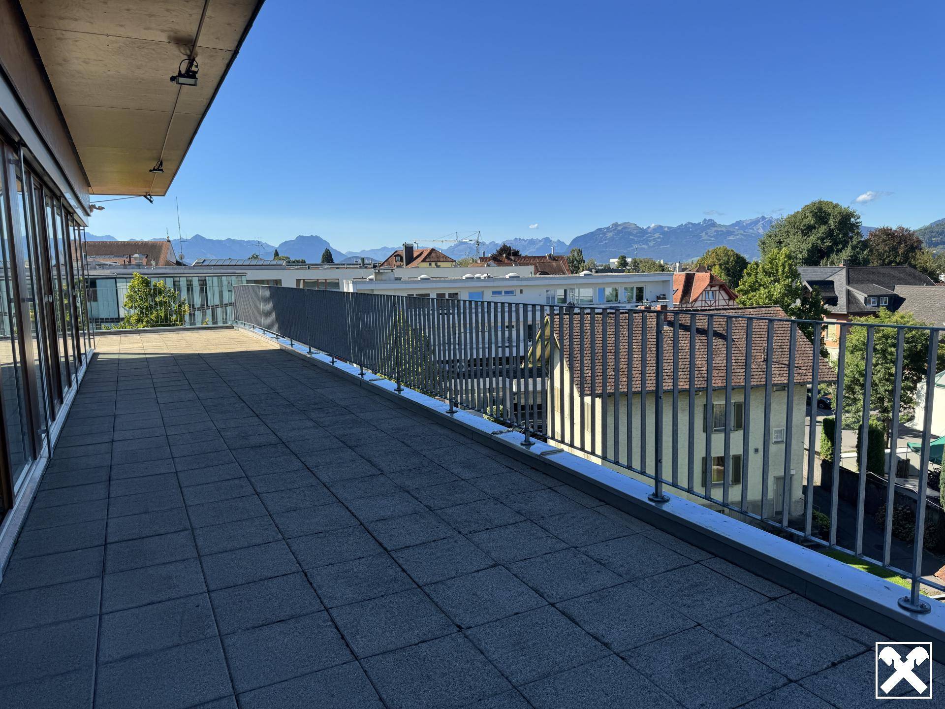 umliegende Dachterrasse