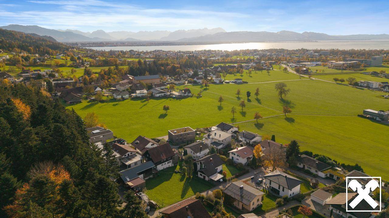 Weitläufige Wohngegend mit Blick auf einen See und die umliegende Berglandschaft.