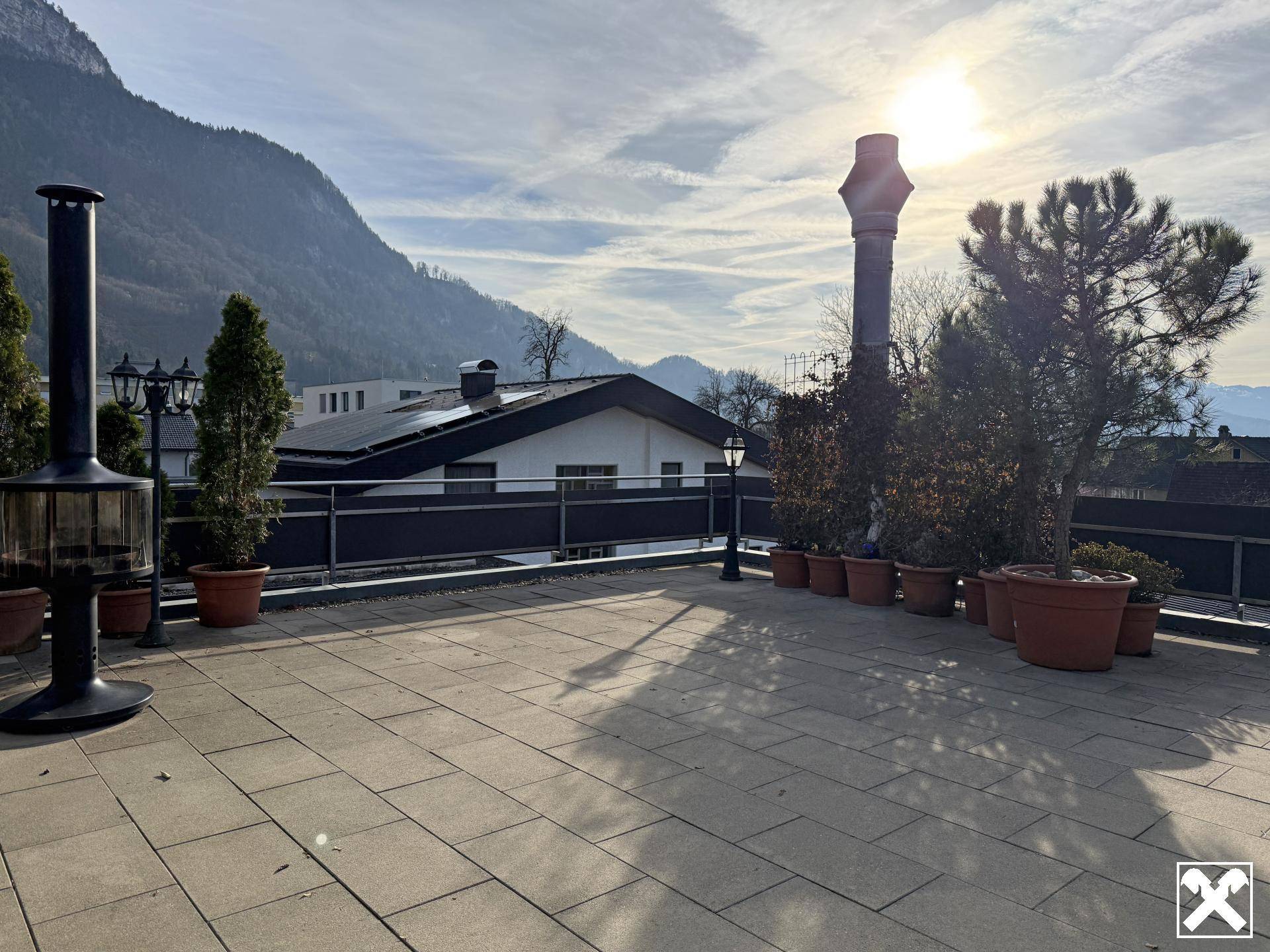 Geräumige Terrasse mit Außenkamin und weitem Blick auf die Berge.