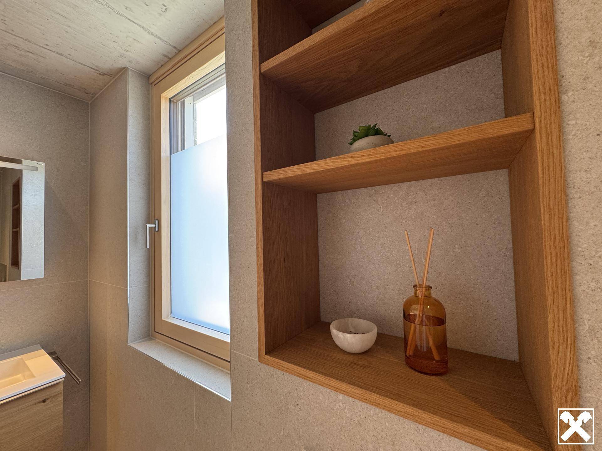 Detailansicht eines Badezimmerfensters mit integriertem Holzregal und Dekoration.