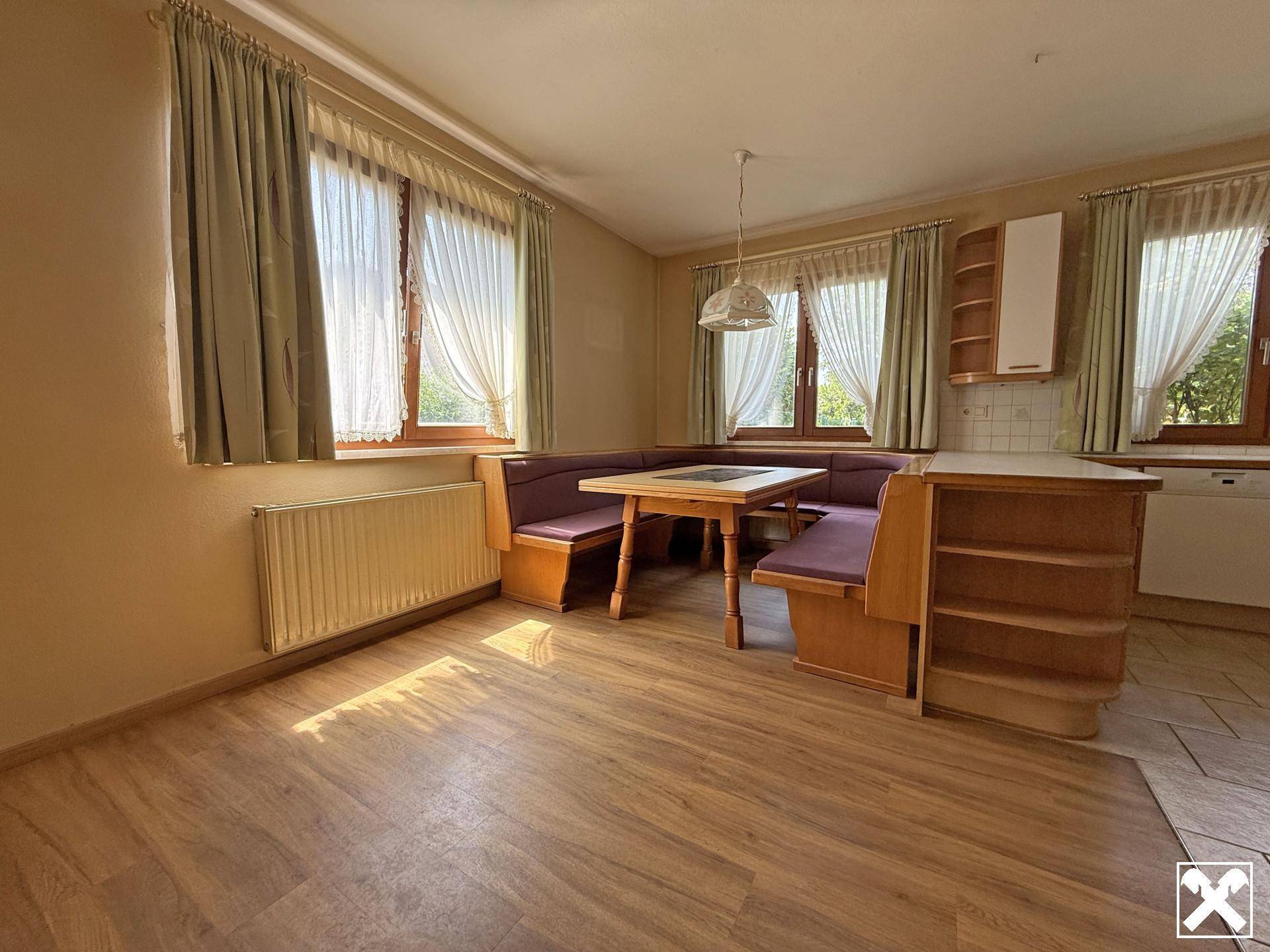 Gemütlicher Essbereich mit traditioneller Eckbank und Laminatboden.