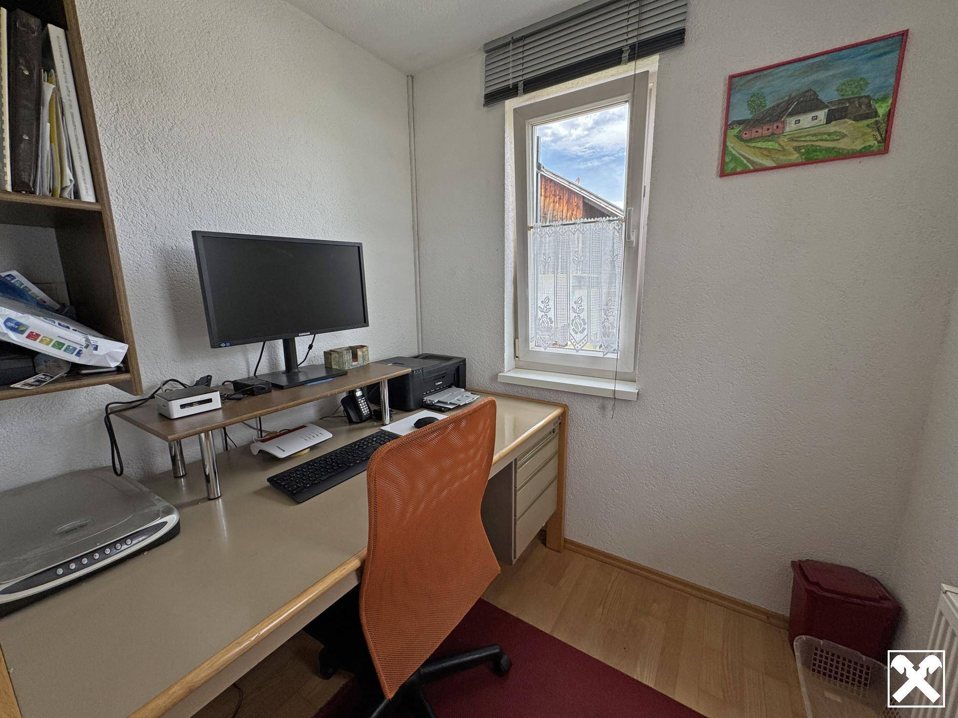 Funktionales Arbeitszimmer mit Schreibtisch, Regal und Fenster, ideal für Home-Office.