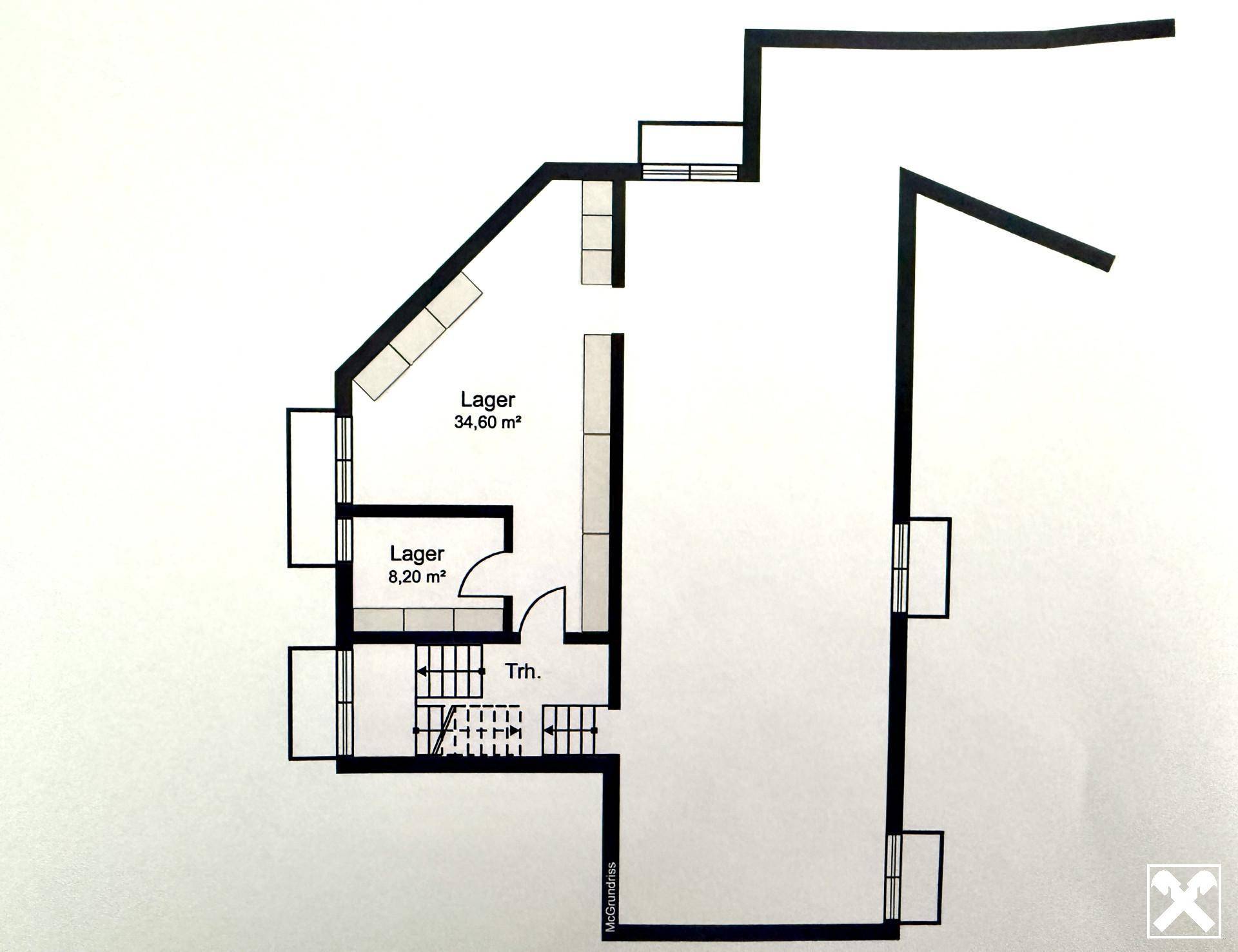 Grundrissplan des Untergeschosses mit zwei Lagerräumen und einem Treppenhaus.
