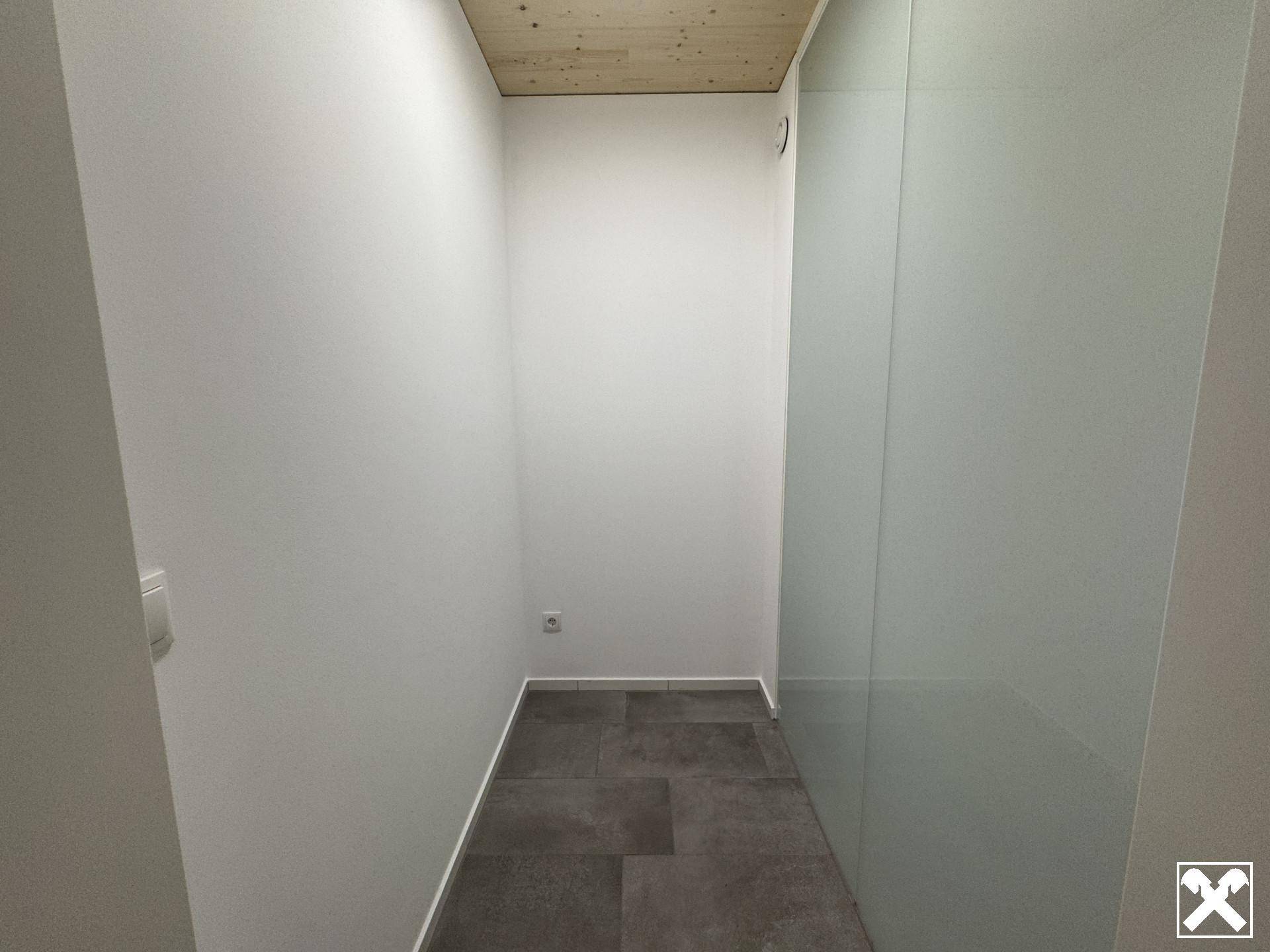 Praktischer Abstellraum mit Fliesenboden und viel Platz für Lagerung.